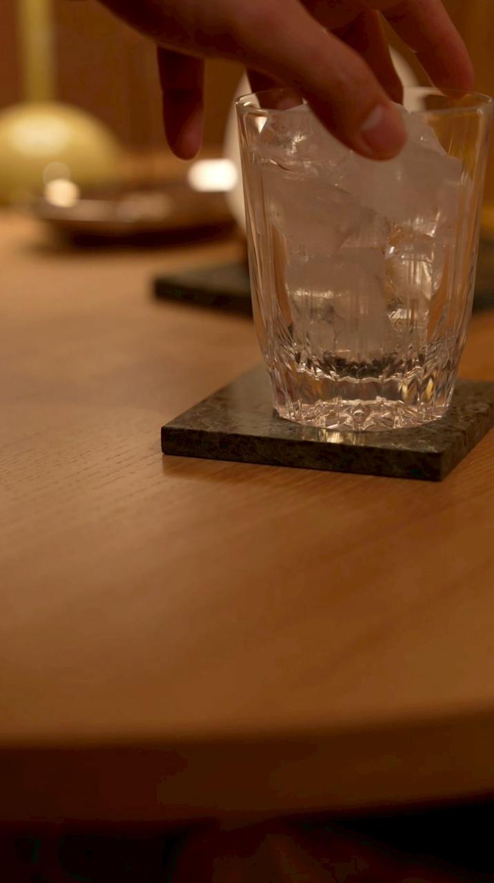 杯中盛滿冰塊，手正要取杯